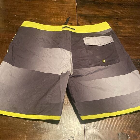 Oakley Men's Black and Yellow Board Shorts size 38 - Picture 7 of 11